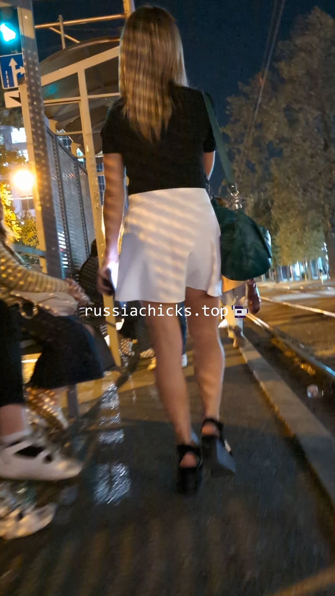 upskirt at very sexy evening chick