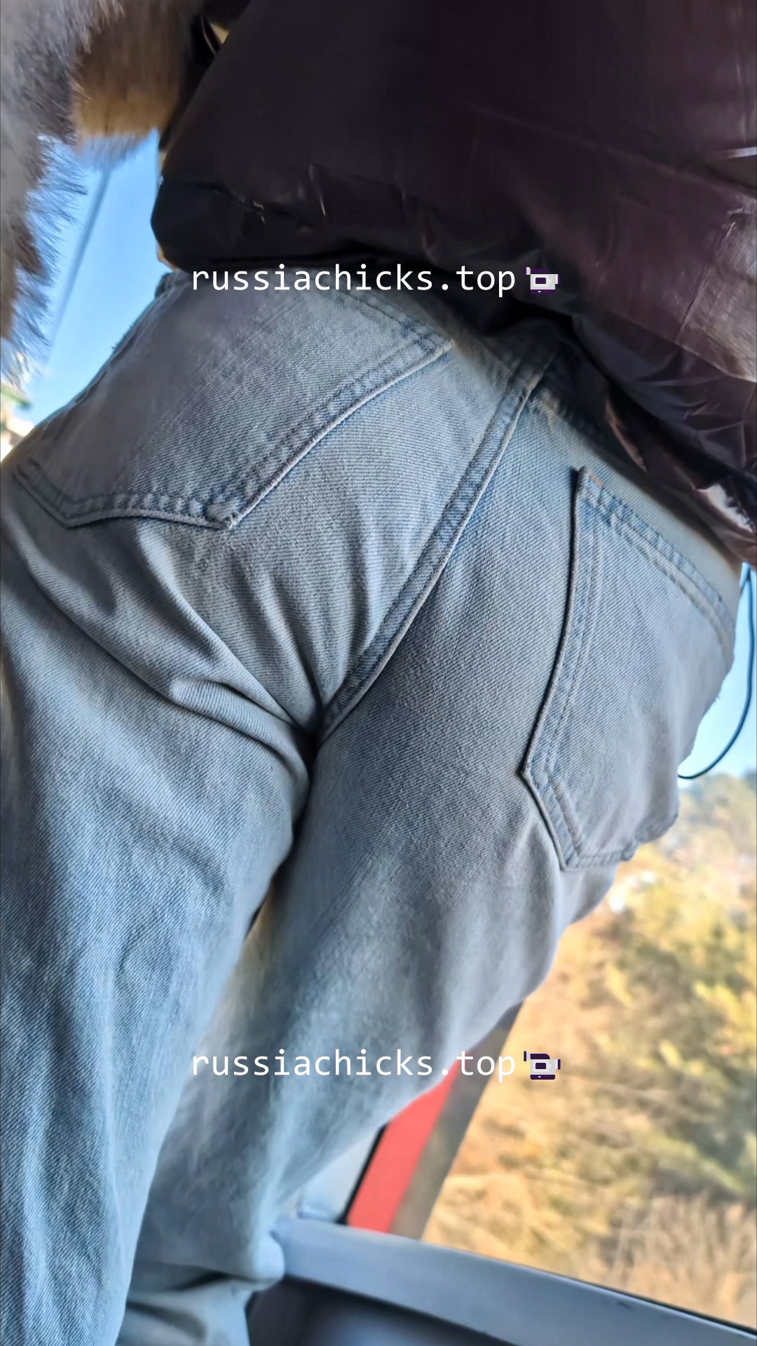 butts 2 sexy chicks in tight jeans