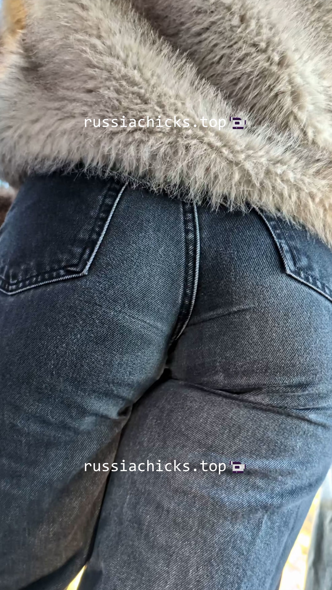 butts 2 sexy chicks in tight jeans